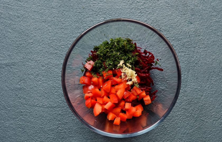 1. Этап. Салат из свеклы и брокколи: Имбирь натрите на мелкой терке, а болгарский перец нарежьте на маленькие кубики. Укроп мелко порубите. Добавьте в миску к свекле.