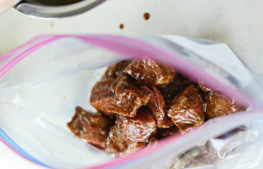 1. Этап. Кебаб из говядины и овощей: Точно также крупным кубиком нарежьте говядину. Выложите её в другой пакет. Затем влейте оставшийся маринад. Закройте и встряхните.