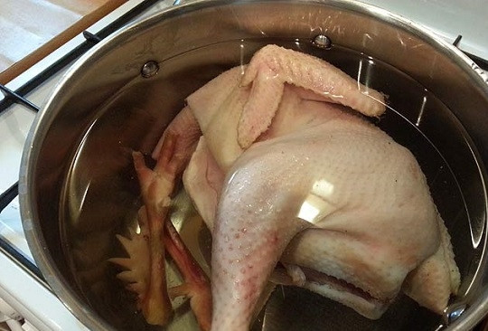 1. Этап. Уха на курином бульоне: 1. Для начала нужно выложить птицу целиком в кастрюлю, залить водой и варить бульон не менее двух часов.