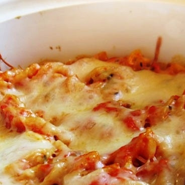 1. Этап. Сырная паста, запеченная в духовке: Запекаем около 5 минут при 180 градусах - до появления красивой, мягкой сырной корочки. Подаем немедленно.