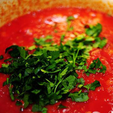 1. Этап. Спагетти с фрикадельками: Посыпать петрушкой.