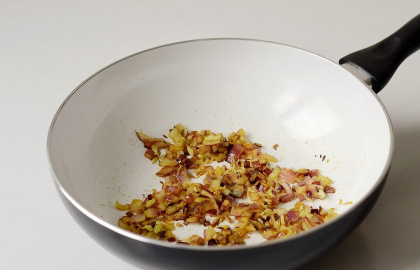 1. Этап. Палак панир с тофу: Отдельно обжарьте измельченный лук, чеснок и имбирь со всеми специям.