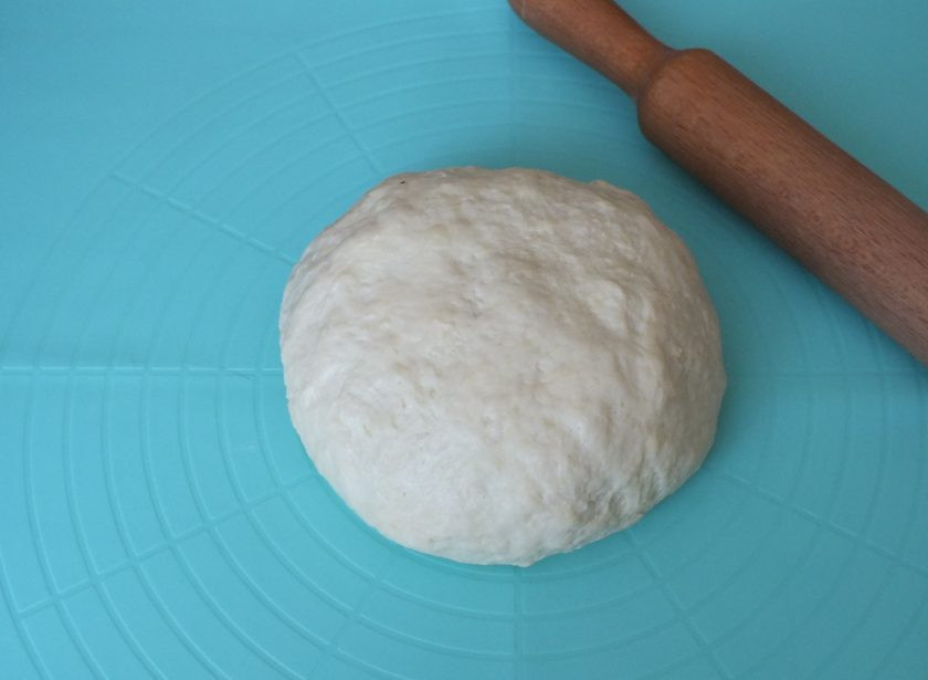 1. Этап. Сдобные лепешки: Тесто готово. Оставьте его на 15 минут. Включите духовку на 180 градусов.