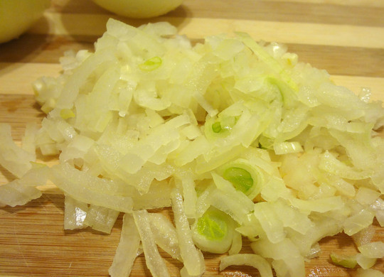 1. Этап. Зразы на сковороде: Мелко нарезаем лук.