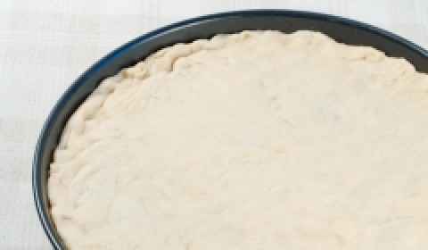 1. Этап. Тесто для пиццы с медом: 4. Вымешивать следует до того момента, пока тесто не станет эластичным и мягким. Также оно не должно липнуть к рукам. Теперь оставьте его на 15 минут в теплом месте. За это время оно должно увеличиться в объеме до 2 раз. Тесто лучше всего растягивать руками до нужной формы, средняя толщина его должна быть около 0,5см.