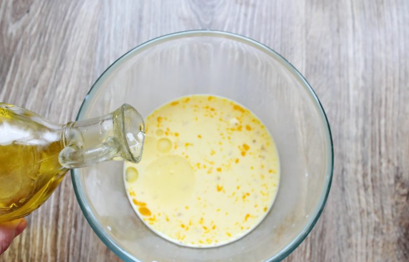 1. Этап. Рогалики с нутеллой: В смесь с молоком добавьте растительное масло и опару, перемешайте.