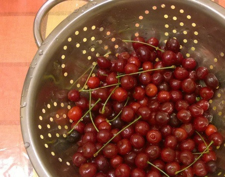 1. Этап. Вяленая вишня: Свежую вишню положите в дуршлаг и хорошенько промойте. Если в ней будут червячки, то замочите ягоды в холодной воде на некоторое время, тогда вредители всплывут наружу.