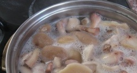 1. Этап. Маслята, жареные с луком: Маслята тщательно промываем и очищаем от пленок. Затем доводим до кипения в подсоленной воде.