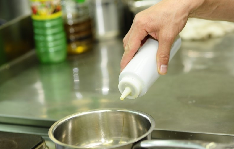 1. Этап. Суп из лисичек с фасолью: Кастрюлю ставим на средний огонь и наливаем в нее масло.