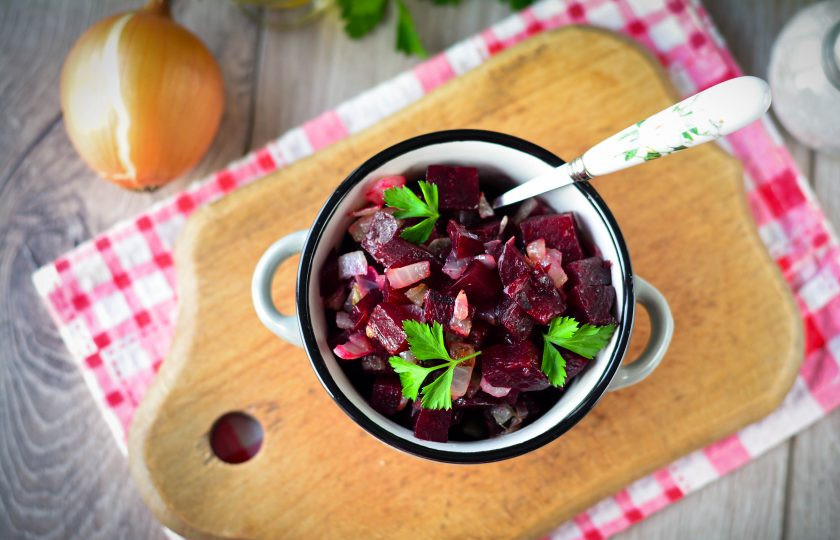 1. Этап. Салат из свеклы с жареным луком: Салат готов, сразу подавайте его к столу. Приятного аппетита!