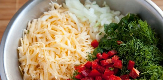 1. Этап. Куриный фарш (котлеты): Потом мелко нашинкуйте зелень и перец.