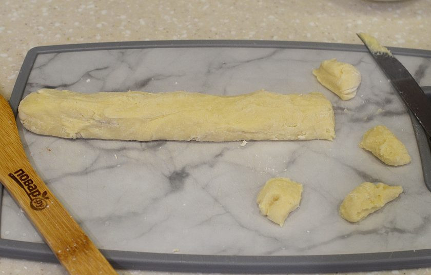 1. Этап. Шарики из сгущенки: 5. Скатайте из теста колбаску, нарежьте ее небольшими кусочками и сформируйте шарики.