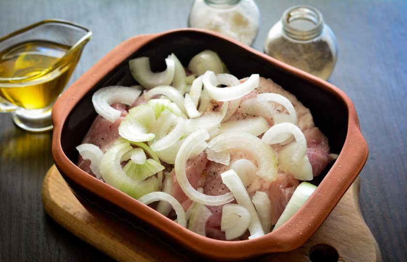 1. Этап. Свиная лопатка с картошкой в духовке: Следом выложите лук, нарезанный полукольцами.