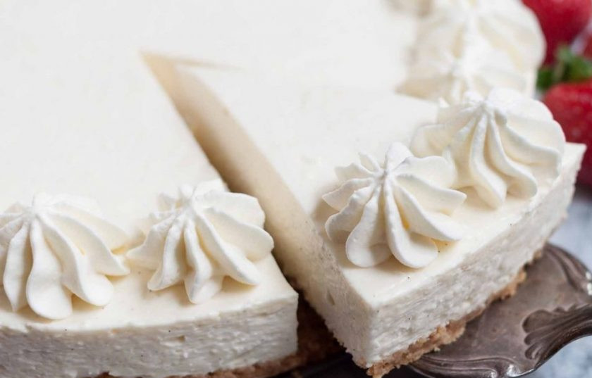 1. Этап. Ванильный чизкейк без выпечки: 14. Готовый чизкейк достаньте из формы, украсьте оставшейся массой, выдавив ее через кондитерский мешок.