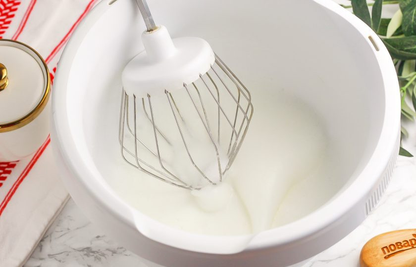 1. Этап. Зефир из яблок: Начните взбивать куриный белок миксером или в чаше кухонного комбайна. На это вам потребуется 2-3 минуты, но не дольше, чтобы его не перевзбить.