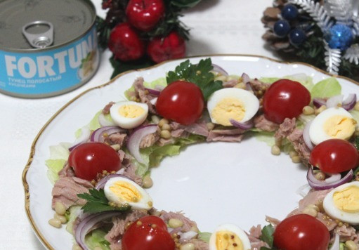 1. Этап. Салат Рождественский венок с тунцом: Убрать кольцо. Полить заправкой и посыпать кедровыми орешками. Солить по вкусу.