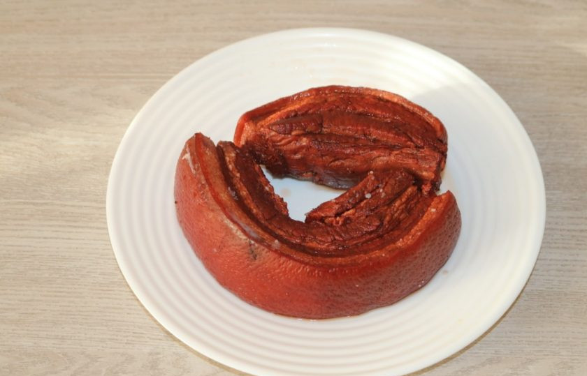 1. Этап. Подчеревок в луковой шелухе: Достаньте подчеревок из рассола. Обсушите бумажным полотенцем.