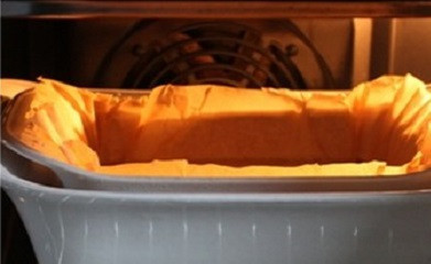 1. Этап. Бульон с омлетом: 6. Чтобы бульон с омлетом в домашних условиях не сгорел, а был воздушным, можно отправить форму на противень с высокими бортами, предварительно налив в него немного воды.