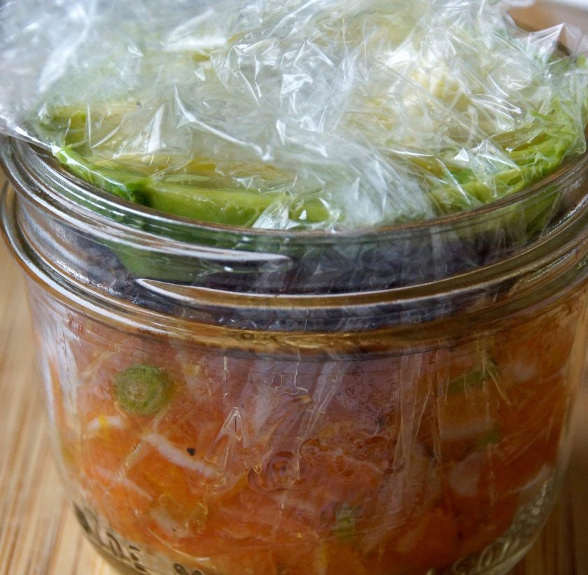 1. Этап. Тартар из лосося и авокадо: 4. Затем — оливковая паста и авокадо. Дайте немного постоять (можно подержать в холодильнике около 15 минут).