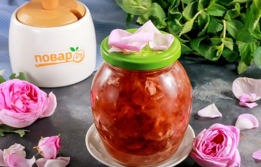 1. Этап. Варенье из розовых лепестков: Отнесите заготовку в кладовую и храните до зимы. Подавайте с горячим чаем и выпечкой.
