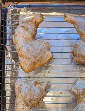 1. Этап. Куриные окорочка по-Гавайски: Уложить окорочка на решётку, под неё поставить противень, застелённый фольгой.