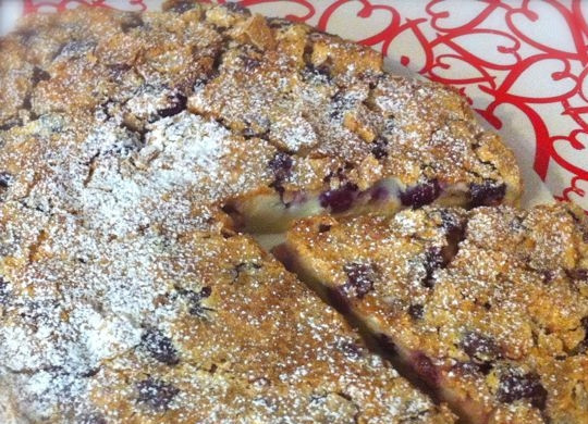 1. Этап. Клафути из черешни: 9. Остывший пирог переложите на блюдо, присыпьте сахарной пудрой и подавайте на стол. И в теплом, и в холодном виде клафути с черешней очень вкусен!