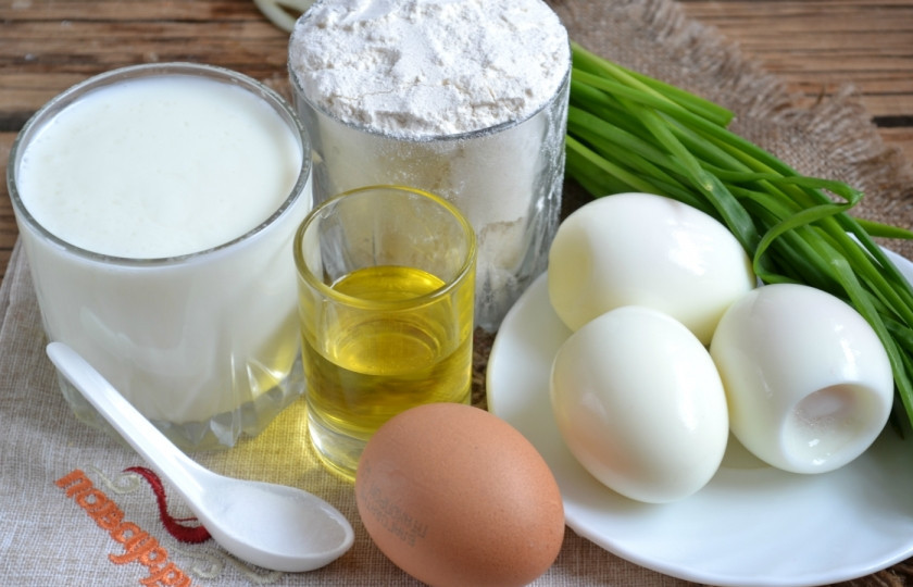 1. Этап. Пирожки с луком на кефире: Подготовьте все необходимые ингредиенты. Кефир советую брать пожирнее, идеально подойдет домашнее кислое молоко, которое можно купить на любом базарчике. Чем жирнее кефир, тем мягче и нежнее получатся пирожки.