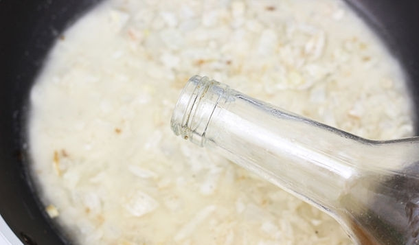 1. Этап. Салат из картофеля без майонеза: Добавить уксус, размешать и прогреть 1-2 минуты.