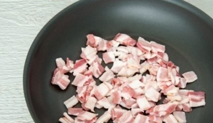 1. Этап. Цезарь со свининой: Свинину также помойте под холодной водой и просушите. Порежьте свинину на мелкие кубики. Нагрейте сковороду с маслом, обжаривайте свинину с двух сторон. Приправьте свинину солью и перцем. Главное не пересолить!