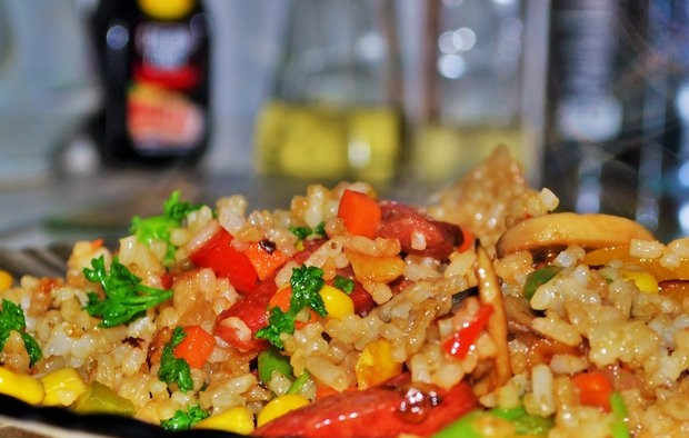 1. Этап. Постный плов с овощами: Благодаря соевому соусу плов станет более пикантным. Подавать готовый постный плов с овощами рекомендую посыпав свежей зеленью. Приятного аппетита!