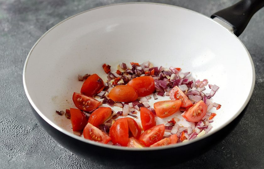 1. Этап. Паста Арабьята: Добавьте томаты черри, нарезанные четвертинками.