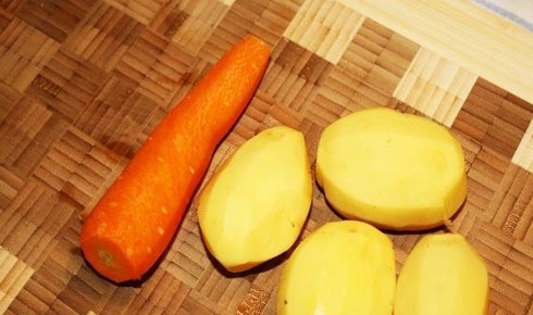 1. Этап. Сайровый суп: 1. Картошку и морковку чищу, помещаю картофель в холодную воду, чтобы не почернел. Затем измельчаю морковь на крупной терке, а картошку нарезаю мелким кубиком.