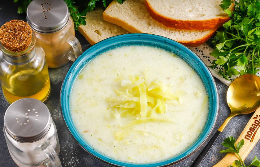 1. Этап. Молочный суп с капустой: Разлейте молочный суп в глубокие тарелки и подайте к столу горячим с несладкими хлебобулочными изделиями.