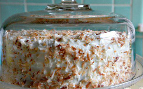 1. Этап. Кокосовый торт со сливочной начинкой: 4. Сделать глазурь. Взбить сливочный сыр в средней миске. Добавить сливочное масло и взбить. Добавить сахарную пудру, кокосовые сливки и ванильный экстракт, взбить до однородности. Смазать глазурью верхушку и бока торта. Посыпать кокосовой стружкой. Кокосовый торт может быть приготовлен за 1 день вперед. Накройте его полиэтиленовой пленкой и поставьте в холодильник. Дайте постоять при комнатной температуре 2 часа перед подачей.