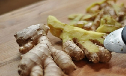 1. Этап. Рыба по-китайски: Почистить и и измельчить имбирь.