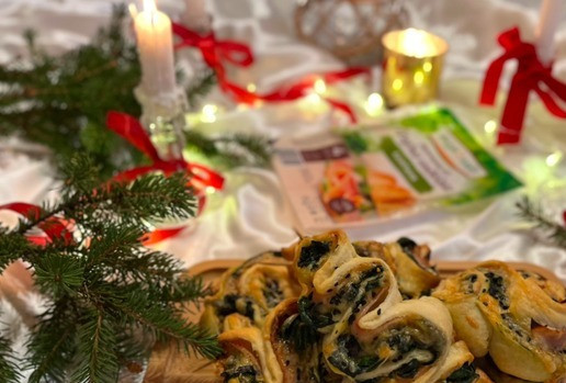 1. Этап. Елочки со шпинатом и индейкой: Выпекать «ёлочки» в нагретой до 200 градусов духовке в течение 20 минут.