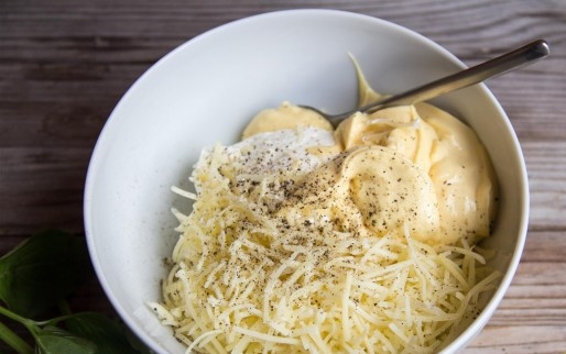 1. Этап. Сливочный дип: Смешайте майонез, сливки и тёртый сыр.