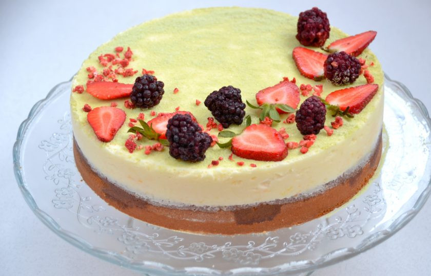 1. Этап. Торт Нежное облако: Украсить торт можно на свой вкус. Посыпать какао через ситечко с использованием трафаретов, выложить кусочки фруктов или ягод, украсить орешками и т.п. В данном рецепте верх торта посыпан растворимым чаем матча с молоком, украшен свежей клубникой, сублимированной ежевикой, посыпан кусочками сублимированной клубники. Торт получился нарядным, красивым и очень вкусным!