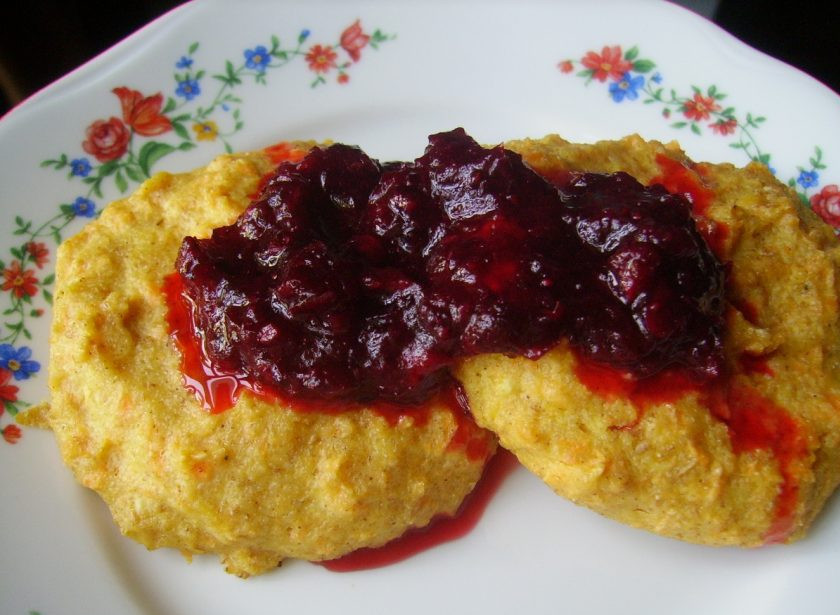 1. Этап. Запеченные сырники с яблоком и корицей: Добавьте к сырникам любое варенье или сметану. Приятного чаепития!