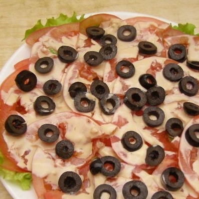 1. Этап. Салат Морской коктейль: Затем выкладываем тонкими колечками нарезанные маслины.