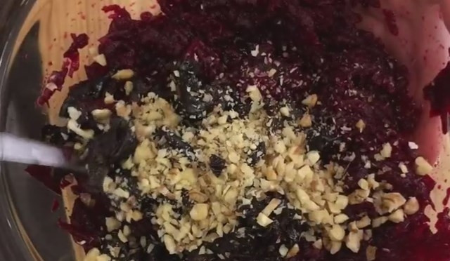 1. Этап. Салат из свеклы (просто, но вкусно): 5. С половинки лимона выдавите сок и окропите им натертую свеклу. Грецкие орехи нужно мелко нарезать. С чернослива слить воду, подсушить и измельчить, как вам больше нравится. Ну и конечно, смешайте все эти ингредиенты.