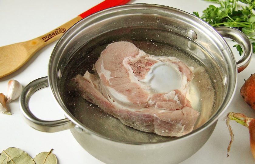 1. Этап. Татариахни: Мясо промойте под проточной водой, поместите в кастрюлю и залейте холодной водой. Как закипит, воду слейте и снова залейте его водой. После закипания убавьте огонь и варите мясо до готовности, периодически снимая образовавшуюся пенку.