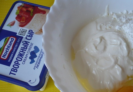 1. Этап. Творожный десерт: В творожную массу добавляем по одному яйцу и перемешиваем. Всего понадобится 2 яйца. Затем добавить ванильный сахар, маленькую щепотку соли, кукурузный крахмал и снова всё перемешать. В конце добавить сметану и опять перемешать.