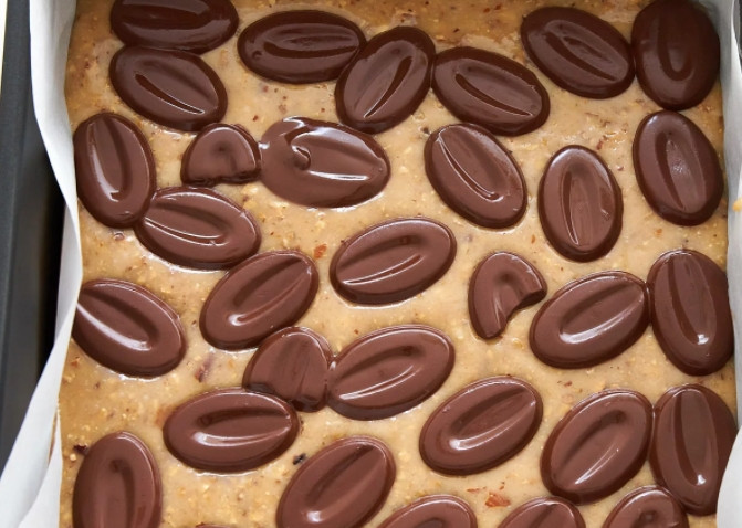 1. Этап. Десерт с миндалем: 7. Сверху распределите шоколад, немного вдавливая.