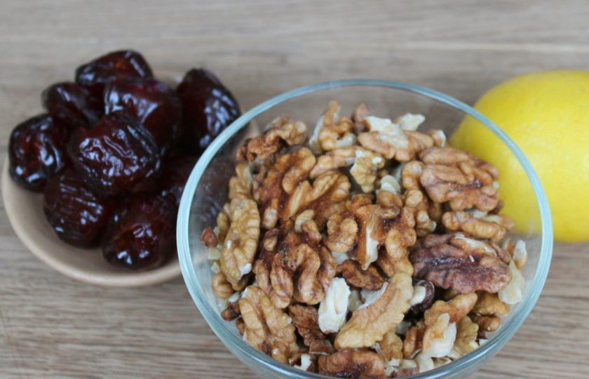 1. Этап. Шоколадные батончики: Пока готовится шоколад, подготовим чищенные орехи, финики без косточек и лимон. Лимона отрезаем четверть.