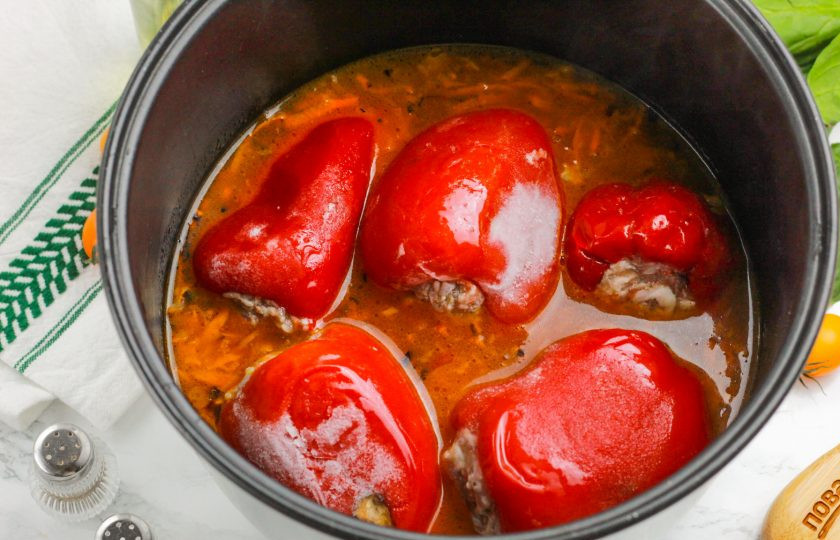 1. Этап. Замороженные фаршированные перцы в мультиварке: Выложите замороженные перцы в бульон и закройте крышку мультиварки.