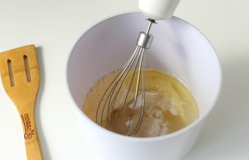 1. Этап. Кекс с облепихой: Добавьте масло, сахар и ванилин. Взбейте все еще раз.