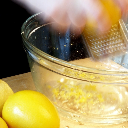 1. Этап. Лимонный керд: На мелкой терке натираем цедру лимона.