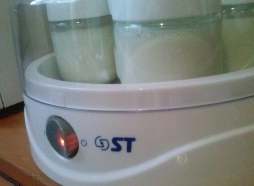 1. Этап. Йогурт в йогуртнице Сатурн: 6. Накрываем крышкой и включаем йогуртницу. Оставляем ее на 8 часов непрерывной работы.