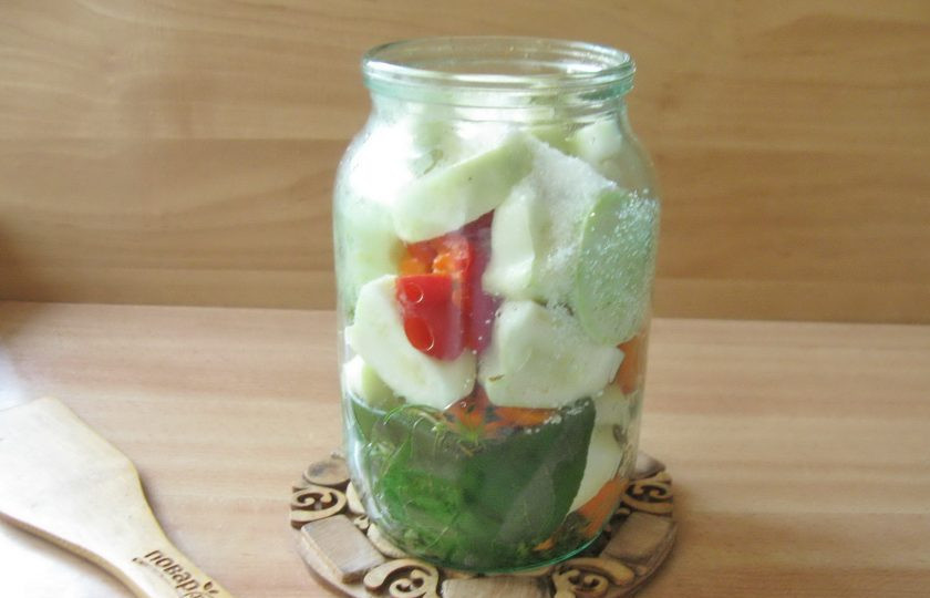 1. Этап. Патиссоны на литровую банку на зиму: Пока вода закипает в третий раз, добавьте в банку соль, сахар и уксус.